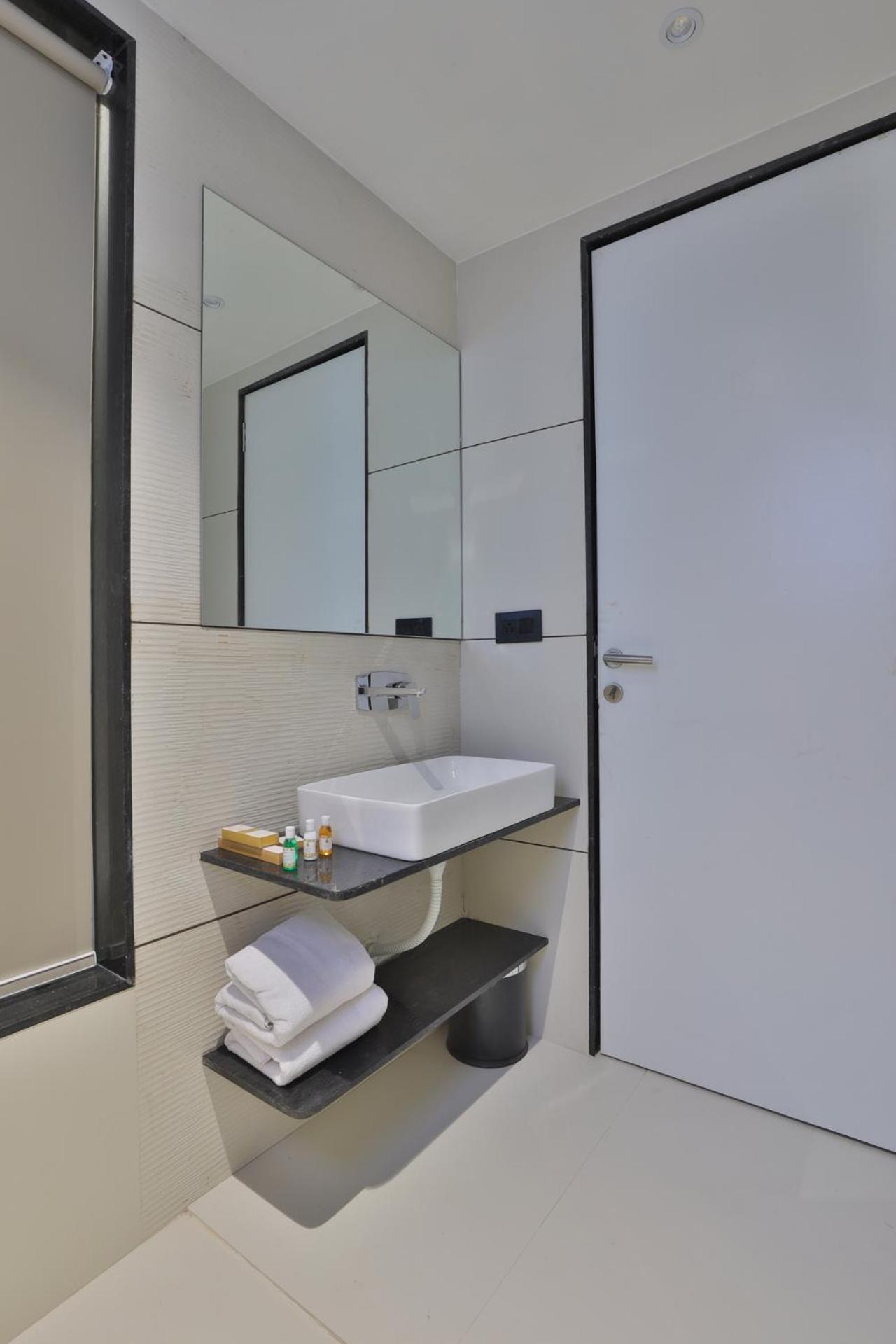 Hotel Elements Сурат Екстер'єр фото