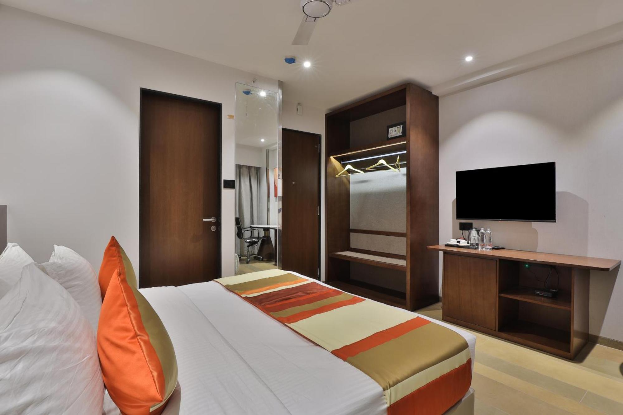 Hotel Elements Сурат Екстер'єр фото