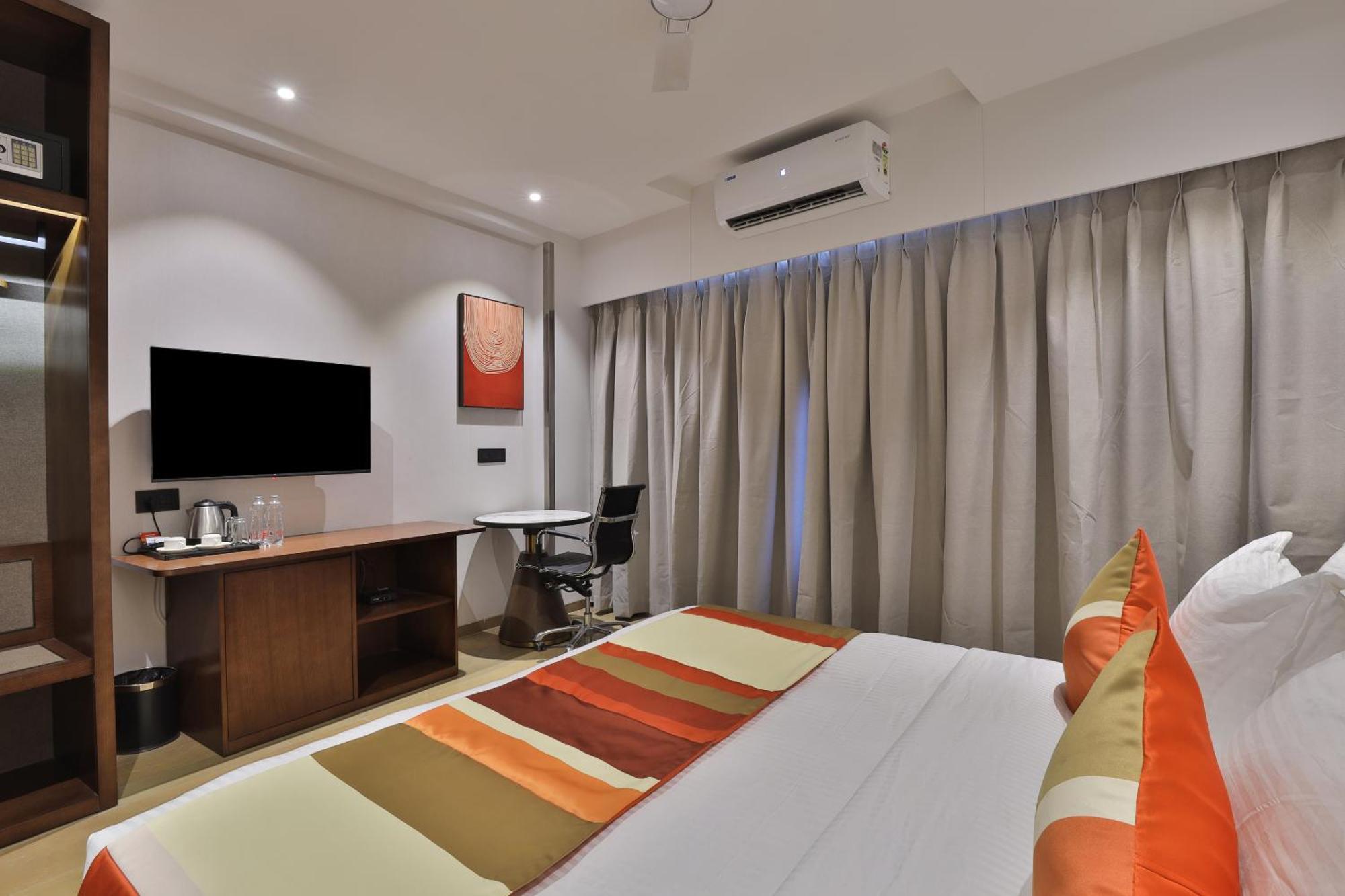 Hotel Elements Сурат Екстер'єр фото