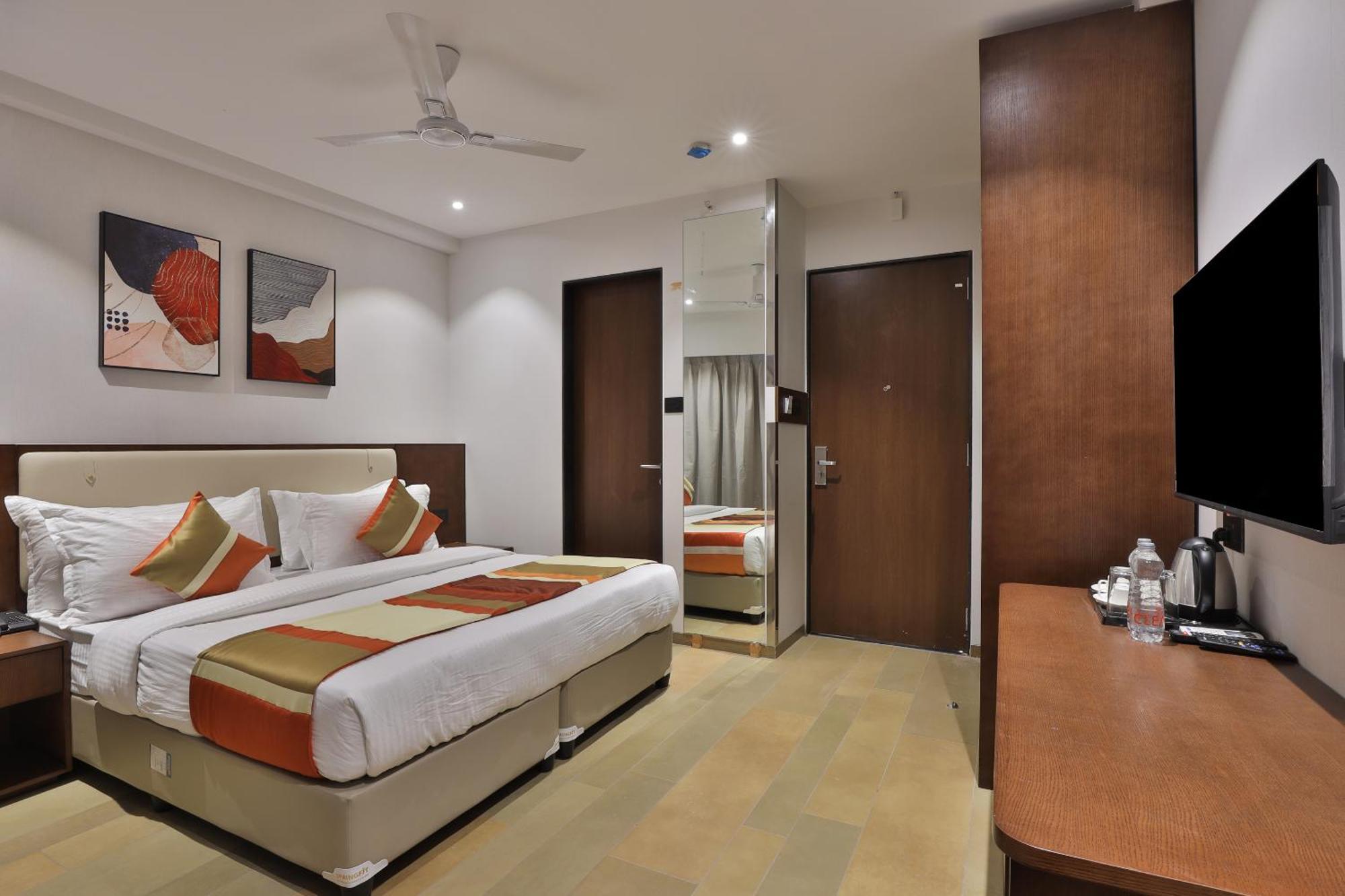 Hotel Elements Сурат Екстер'єр фото