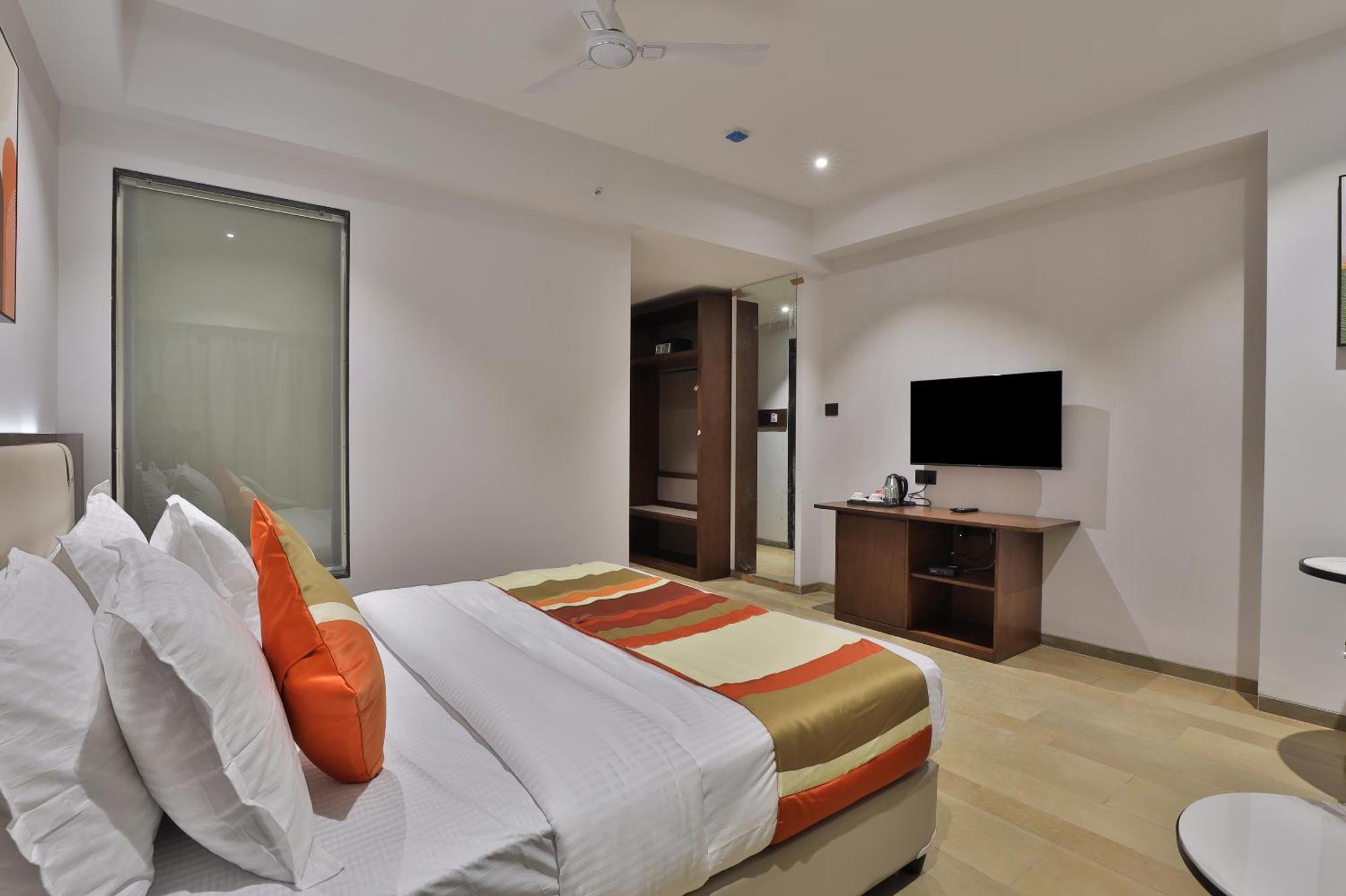 Hotel Elements Сурат Екстер'єр фото