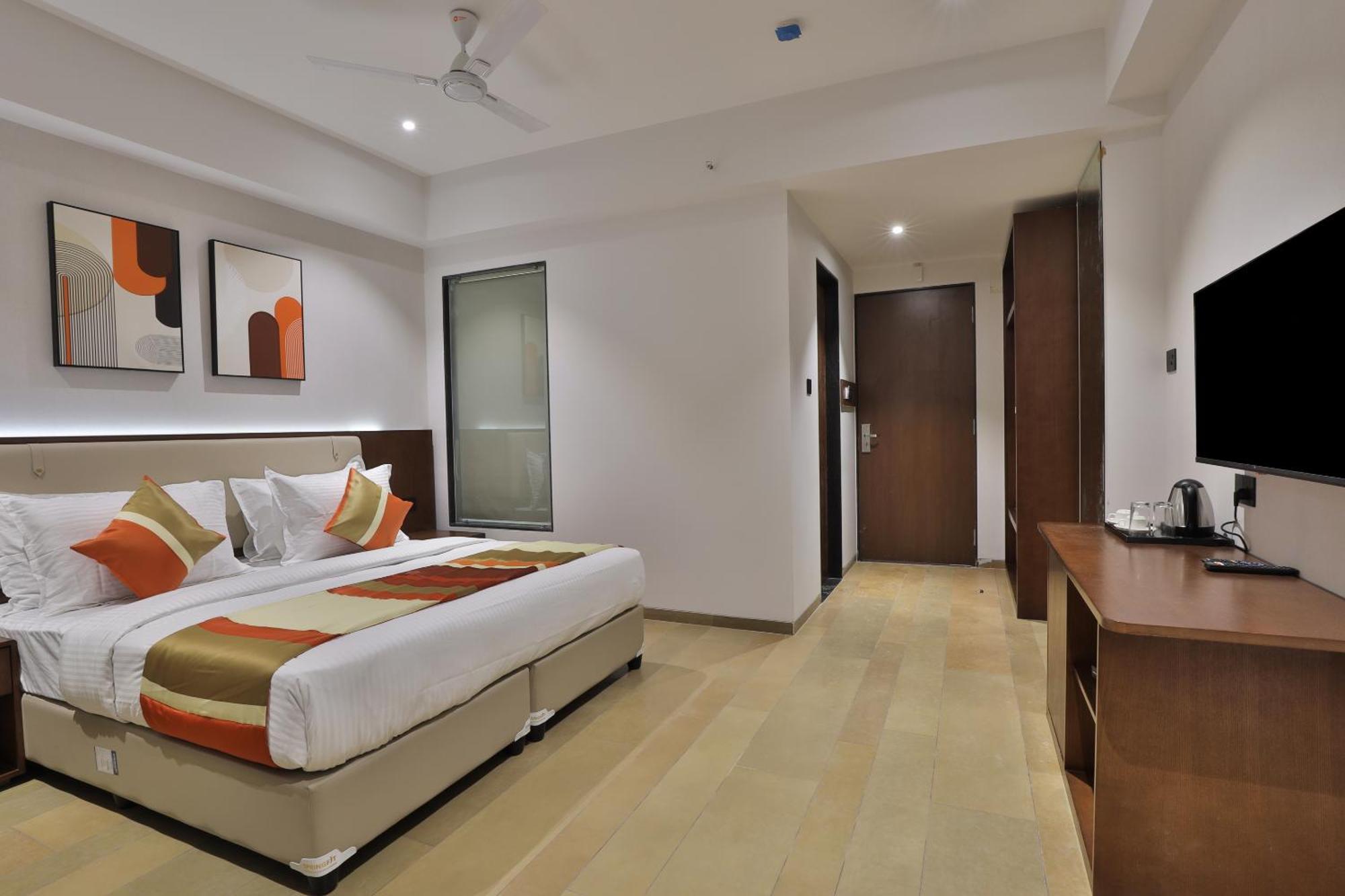 Hotel Elements Сурат Екстер'єр фото